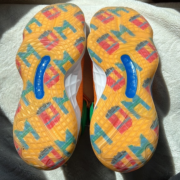 adidas D.O.N. Issue #3
LEGO Yellow Spida - Picture 6 of 6